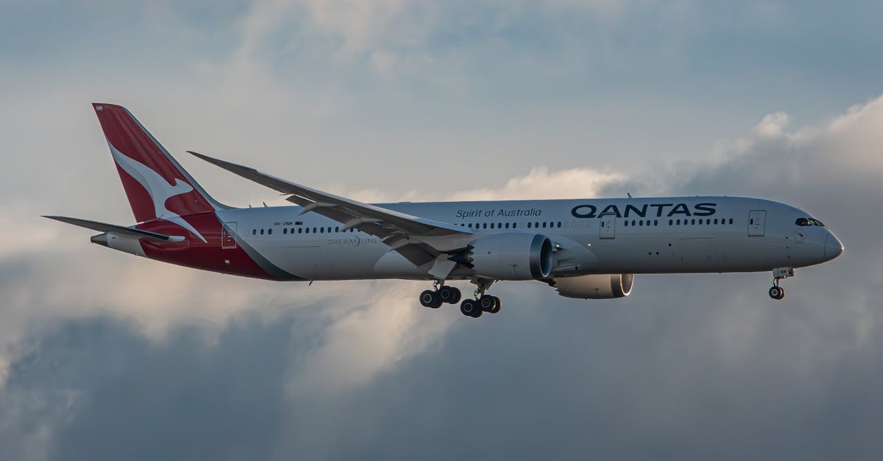 Book Qantas Airlines Flights & Save More with TheTravelOwls